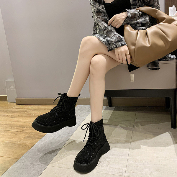 Uus kõrge talla ja kivikestega naiste saapad