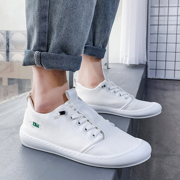 Uus mudel tikandite ja lipsudega meeste tossud