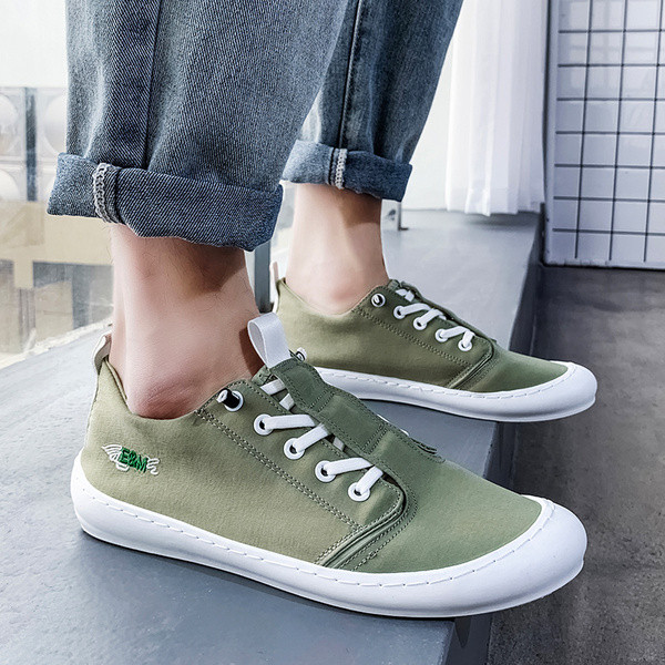 Uus mudel tikandite ja lipsudega meeste tossud