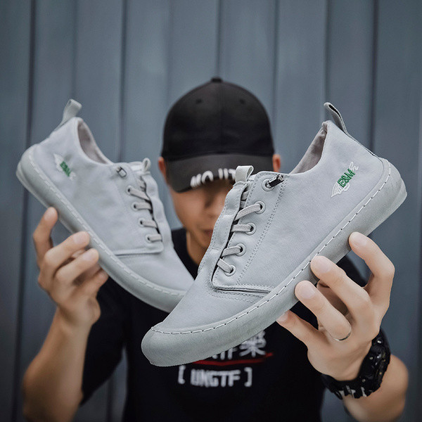 Uus mudel tikandite ja lipsudega meeste tossud