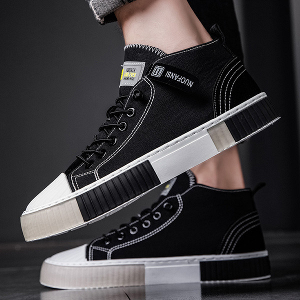 Lameda talla ja paeltega hingavad meeste tossud