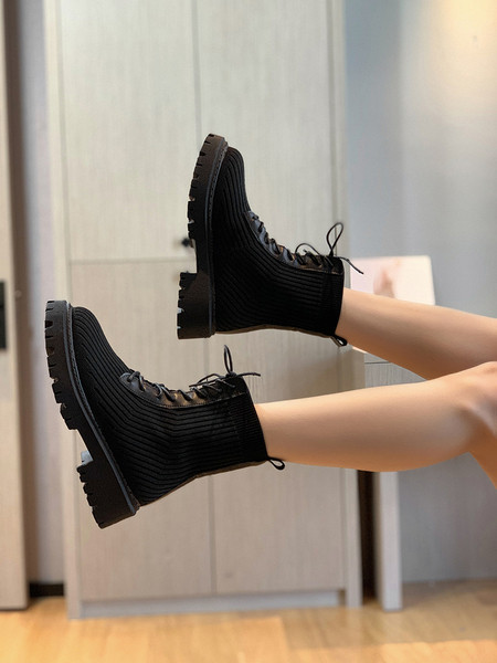 Musta värvi krobelise tallaga vabaaja naiste saapad