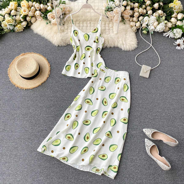 Modern női szett felső és hosszú szoknya avokádómintával