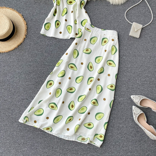 Modern női szett felső és hosszú szoknya avokádómintával