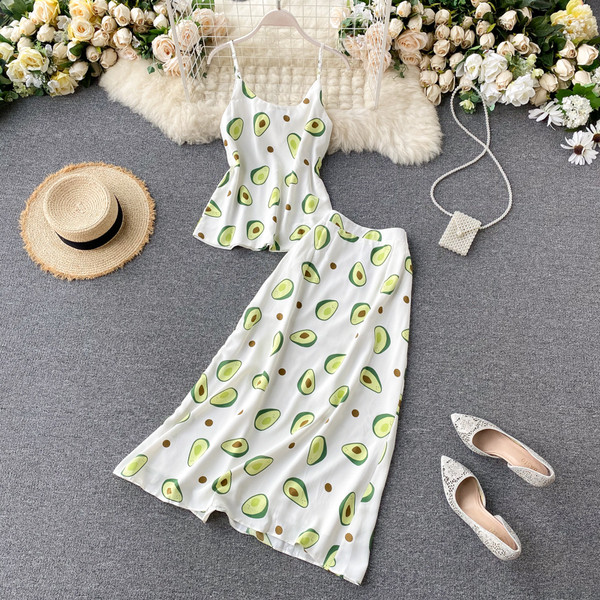 Modern női szett felső és hosszú szoknya avokádómintával