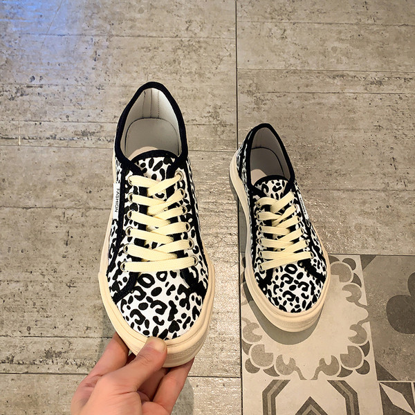 Női tornacipő lapos talppal és állatmintás - két modell