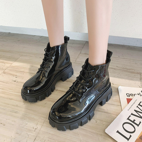 Eko bőrből készült modern női csizma durva talppal és fűzővel