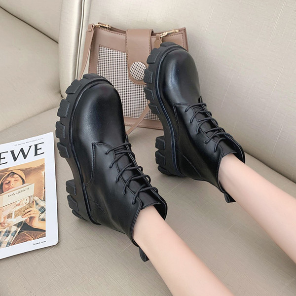 Eko bőrből készült modern női csizma durva talppal és fűzővel