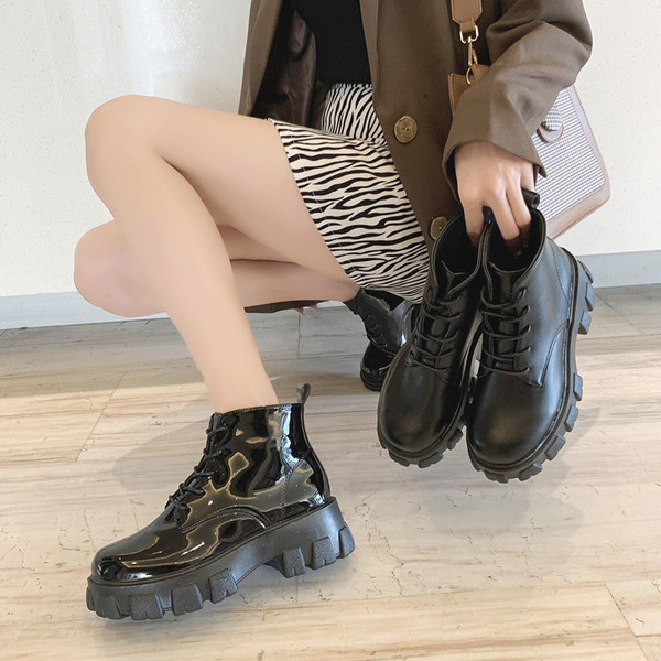 Eko bőrből készült modern női csizma durva talppal és fűzővel