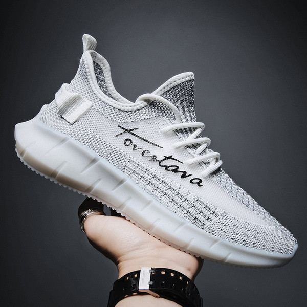 Légáteresztő férfi tornacipő felirattal és fűzővel