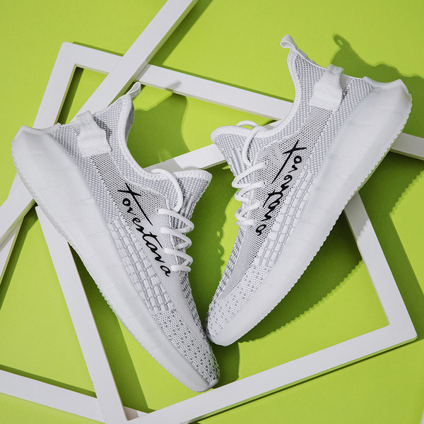 Légáteresztő férfi tornacipő felirattal és fűzővel