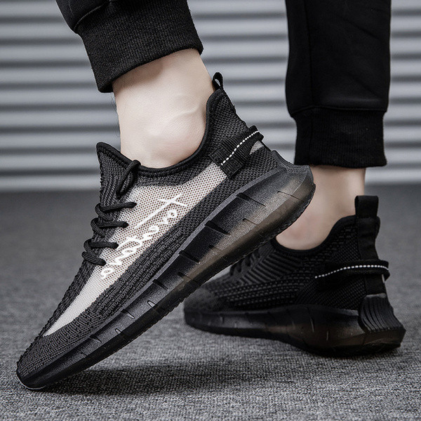 Légáteresztő férfi tornacipő felirattal és fűzővel