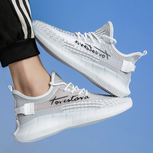 Légáteresztő férfi tornacipő felirattal és fűzővel