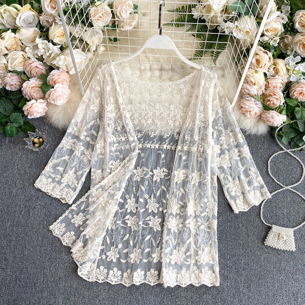 Női csipkekészlet inggel, felsővel és rövidnadrággal