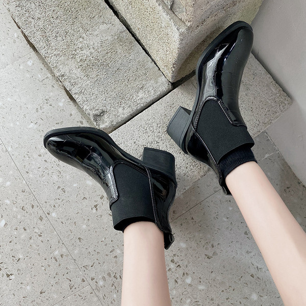 Fekete lakkbőr csizma vastag sarokkal