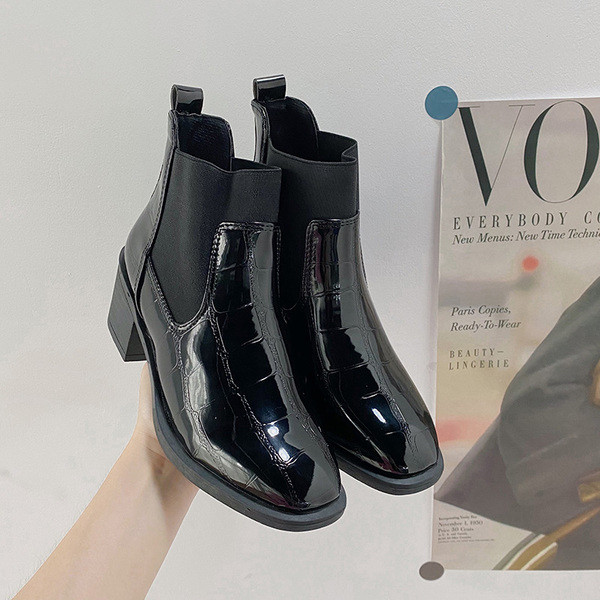 Fekete lakkbőr csizma vastag sarokkal