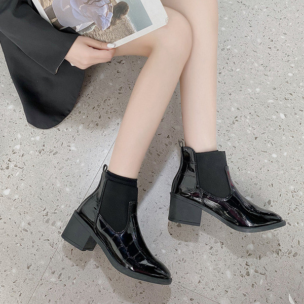 Fekete lakkbőr csizma vastag sarokkal