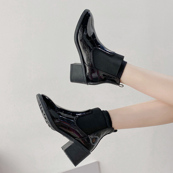 Fekete lakkbőr csizma vastag sarokkal