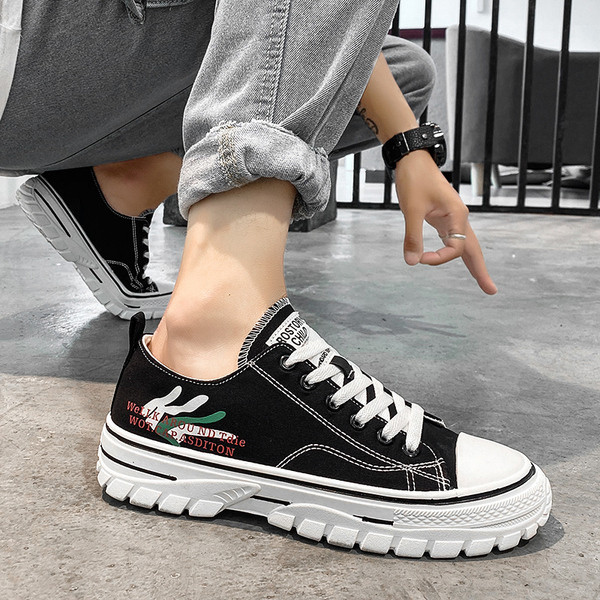 Alkalmi férfi tornacipő rátéttel és nyakkendővel