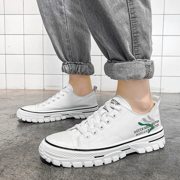 Alkalmi férfi tornacipő rátéttel és nyakkendővel