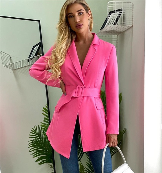 Modern testhezálló kabát rózsaszín övvel