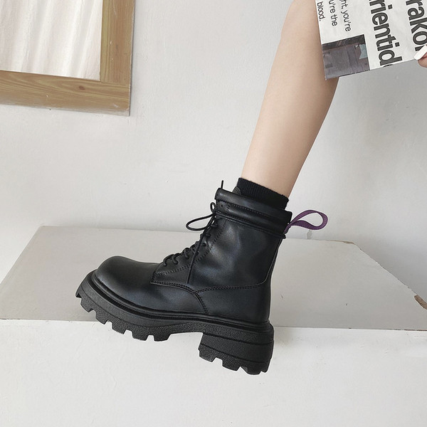 Alkalmi műbőr csizma durva talppal és fűzővel