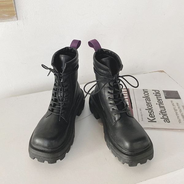 Alkalmi műbőr csizma durva talppal és fűzővel