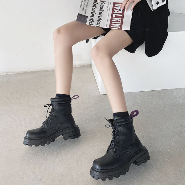 Alkalmi műbőr csizma durva talppal és fűzővel