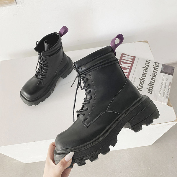 Alkalmi műbőr csizma durva talppal és fűzővel