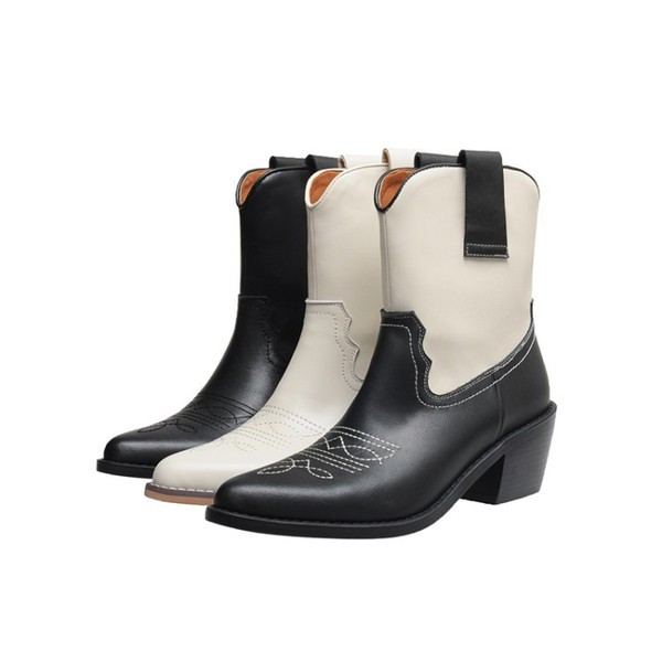 Cowboy csizma új modellje fekete-fehér hímzéssel