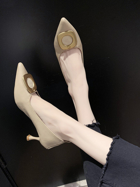 Kihegyezett női cipő modell fém elemmel