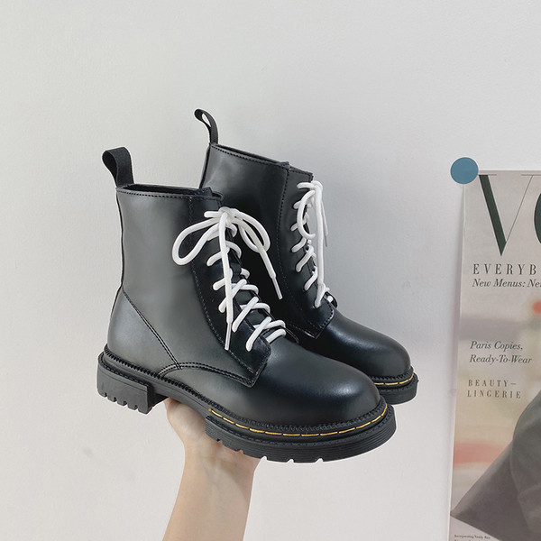 Aktuális női csizma eco bőrből, fűzővel