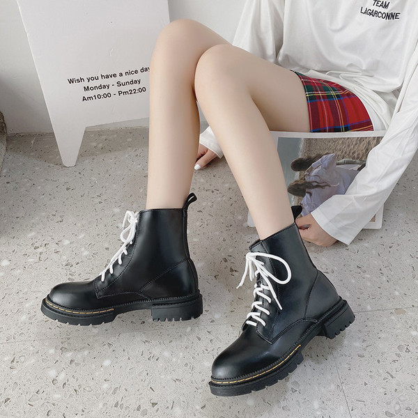 Aktuális női csizma eco bőrből, fűzővel