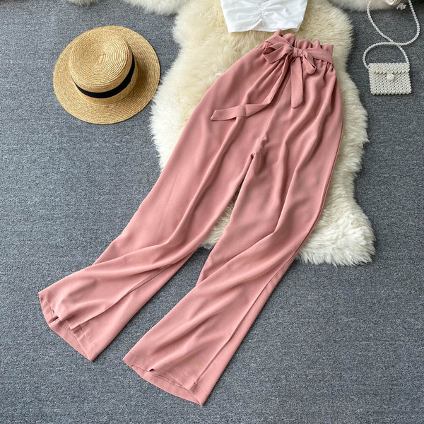 Modern női szett mellesebb és magas derekú nadrágból