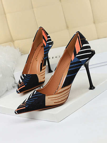 ÚJ női cipőmodell magas vékony sarokkal és színes mintával