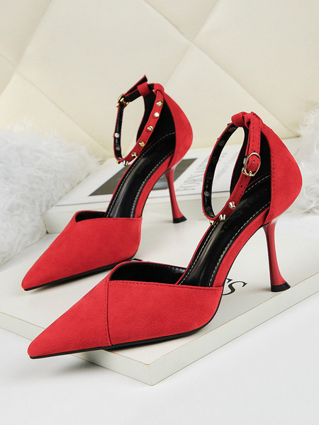 ÚJ női cipőmodell csattal és magassarkúval