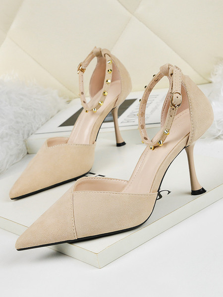 ÚJ női cipőmodell csattal és magassarkúval