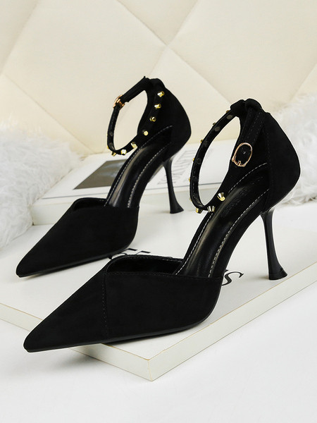 ÚJ női cipőmodell csattal és magassarkúval