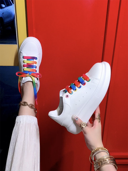 Női bőr tornacipő színes nyakkendőkkel