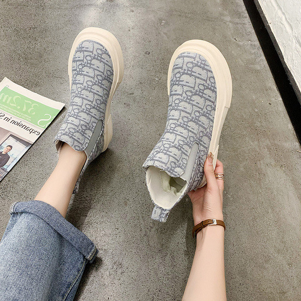 Lapos talpú női csizma új modellje