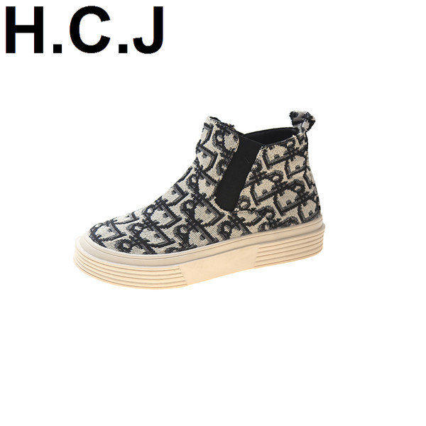 Lapos talpú női csizma új modellje