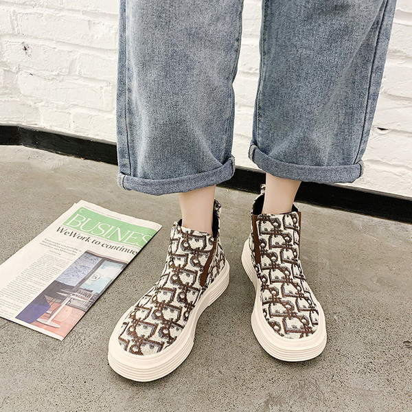 Lapos talpú női csizma új modellje