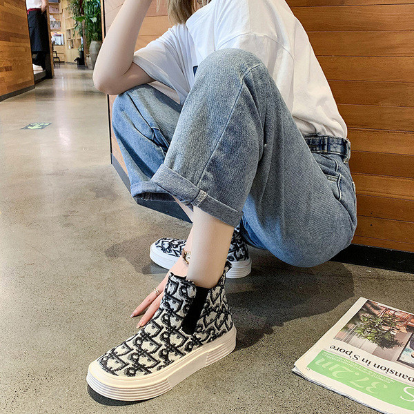 Lapos talpú női csizma új modellje