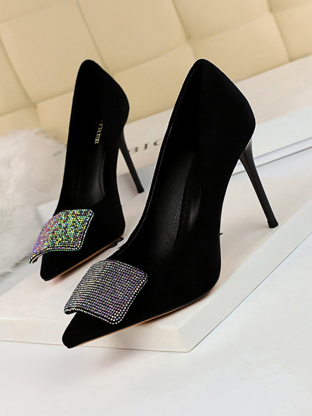 Elegáns női cipő sima modell magassarkúval és kövekkel