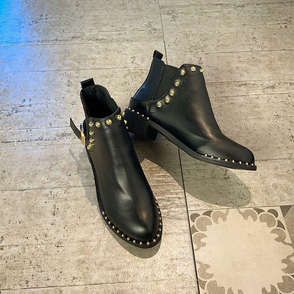 Női alkalmi csizma fém lyukakkal, fekete színben