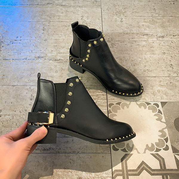 Női alkalmi csizma fém lyukakkal, fekete színben