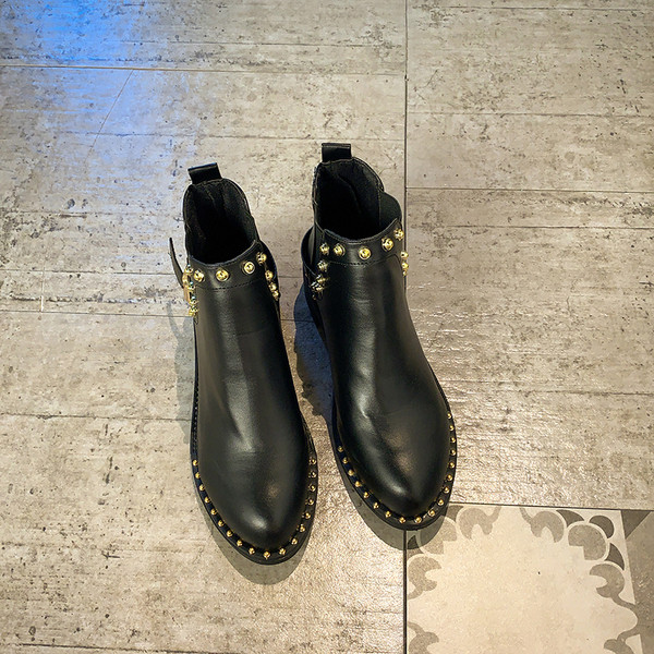 Női alkalmi csizma fém lyukakkal, fekete színben