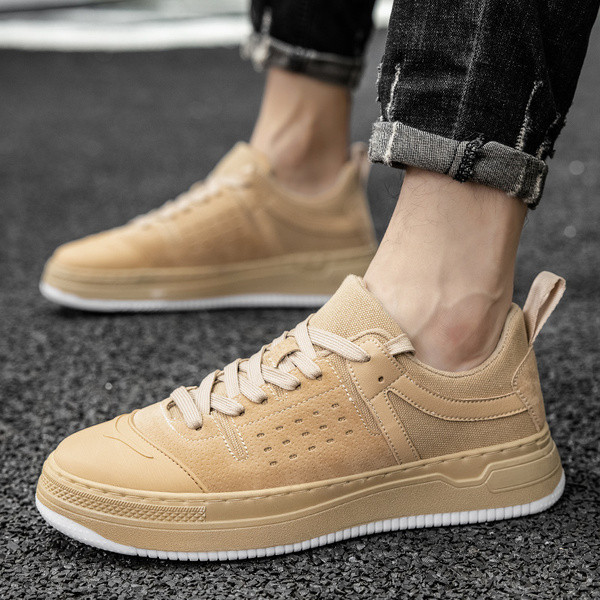 Lapos talpú és fűzős férfi tornacipő új modellje