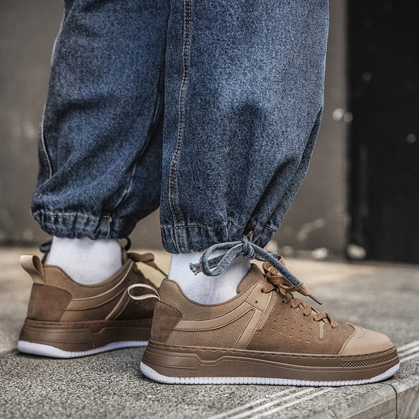 Lapos talpú és fűzős férfi tornacipő új modellje