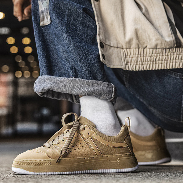 Lapos talpú és fűzős férfi tornacipő új modellje